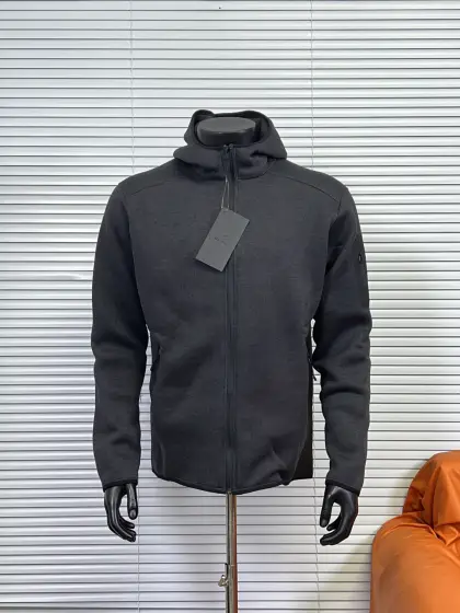 工厂 始祖鸟Covert Cardigan 连帽抓绒开衫外套 重磅推荐,来自鸟家经典的抓绒衫,柜上2000+都是靠抢的! 1️⃣Polartec® Thermal Pro科技绒,仿生热循环结构锁温提升40%,抗静电抗起球 10°C贴肤仍羊绒般柔暖.面料轻盈暖糯,保证活动自如又亲肤舒适.内里抓绒,手感柔软舒适的同时又起到了更好的保暖作用. 2️⃣3D立体拼缝,肩背活动量+微收腰线,显瘦不紧绷,西装冲锋衣内搭无痕. 3️⃣隐形式关节补强,高弹氨纶混纺肘腋,登山办公大幅伸展不鼓包. 4️⃣ 压胶口袋设计,增添了户外服装的元素,安全存放小件必需品的同时,并赋予这款单品经典美感.手臂压胶口袋设计,更是点睛之笔且实用.加高立领,温暖呵护颈脖,连帽带点俏皮,冬天可以更好的防风.可单穿,可叠穿,真的是做到了一衣两穿啊! 颜色:极地白 石墨灰 夜影蓝 黑灰色